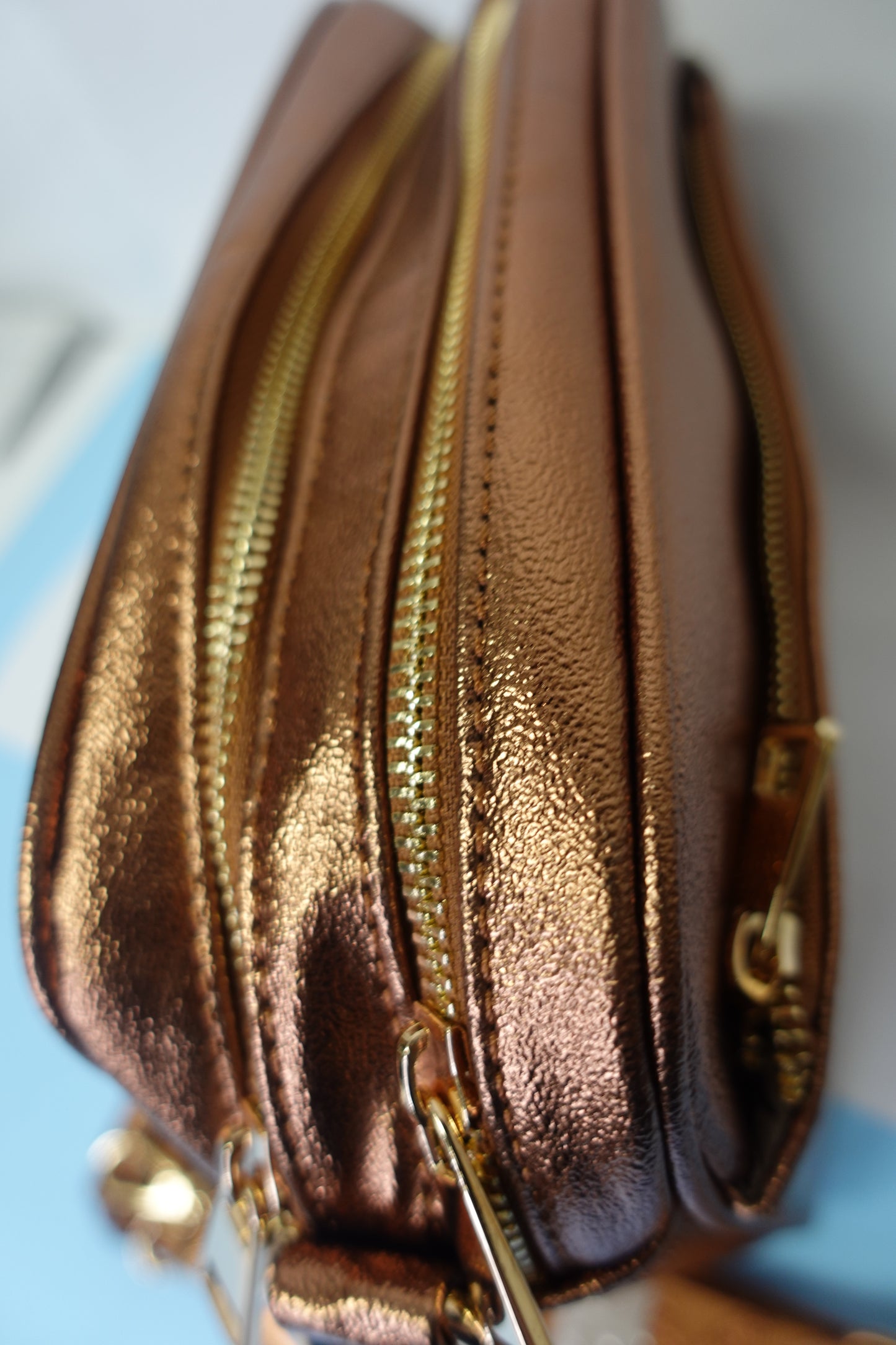 BOLSO BANDOLERA BRONCE